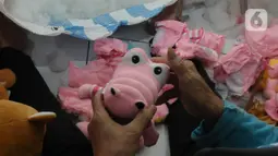 Industri boneka rumahan ini juga dapat memenuhi pesanan dari lingkar Jabodetabek hingga ke luar kota. (merdeka.com/Imam Buhori)