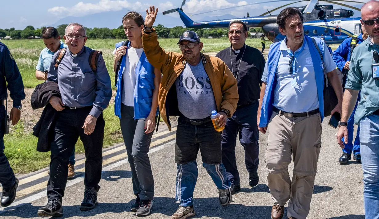 Gambar selebaran yang dirilis oleh United Nations Verification Mission di Kolombia menunjukkan Luis Manuel Diaz (tengah), ayah dari penyerang Liverpool Luis Diaz, berjalan setelah turun dari helikopter usai pembebasannya di bandara Alfonso Lopez di Valledupar, Kolombia, pada 9 November 2023. (Esteban VANEGAS / United Nations Verification Mission in Colombia / AFP)