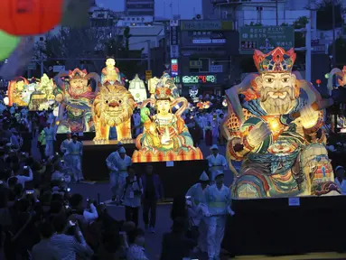 Sejumlah lampion berbentuk tokoh legenda setempat diarak saat Lotus Lantern Festival di Seoul, Korea Selatan, Sabtu (29/4). Parade ini bagian dari jelang perayaan ulang tahun Buddha yang jatuh pada 3 Mei 2017. (AP Photo / Lee Jin-man)