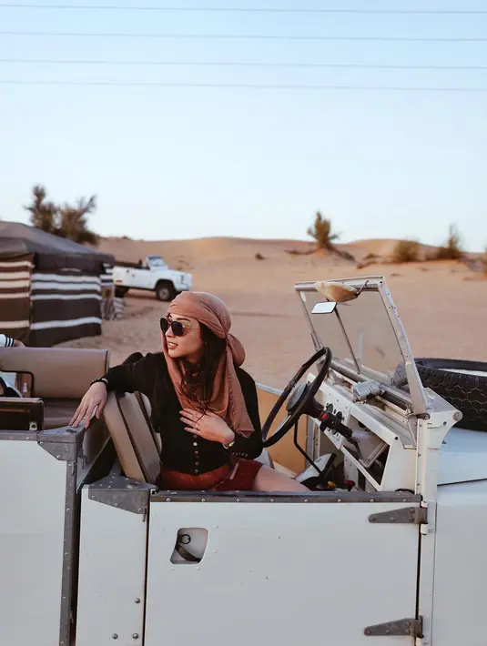 "Diteriaki oleh sutradara karena aktingku buruk. Saya telah membuat kesalahan, banyak dari mereka .. Tetapi kebenaran yang sederhana tidak ada kesuksesan besar yang pernah dicapai tanpa perjuangan." lanjutnya. (Instagram/nikitawillyofficial94)