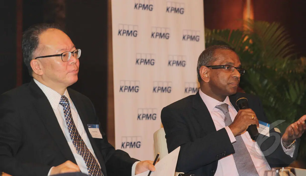 Ceo Centennial Asia Advisor, Manu Bhaskaran (kanan) saat memberikan pemaparan di Hotel Kempinski Jakarta, Selasa (21/4/2015) . Berlakunya MEA pada akhir tahun ini dinilai akan memberikan dampak yang baik bagi negara di kawasan.(Liputan6.com/Helmi Afandi)