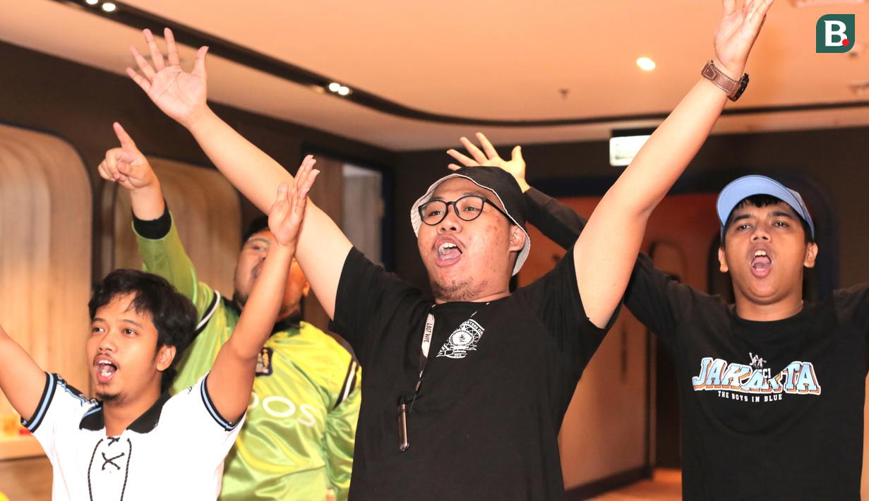 Bola.com dan Vidio berkolaborasi dengan komunitas suporter mengadakan roaring night, sebuah event nonton bareng pertandingan-pertandingan terbaik Liga Inggris. (Bola.com/Abdul Aziz)