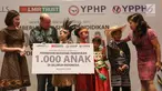 Executive Committe YPPH Stephanie Riady (kiri), Chief Marketing Officer LMI Danny Crayton (kedua kiri) dan Outreach Director YPPH Nursari Dewi Lugito (kanan) berbincang dengan perwakilan anak penerima beasiswa pendidikan di Jakarta, Selasa (6/8/2019). (Liputan6.com/Fery Pradolo)