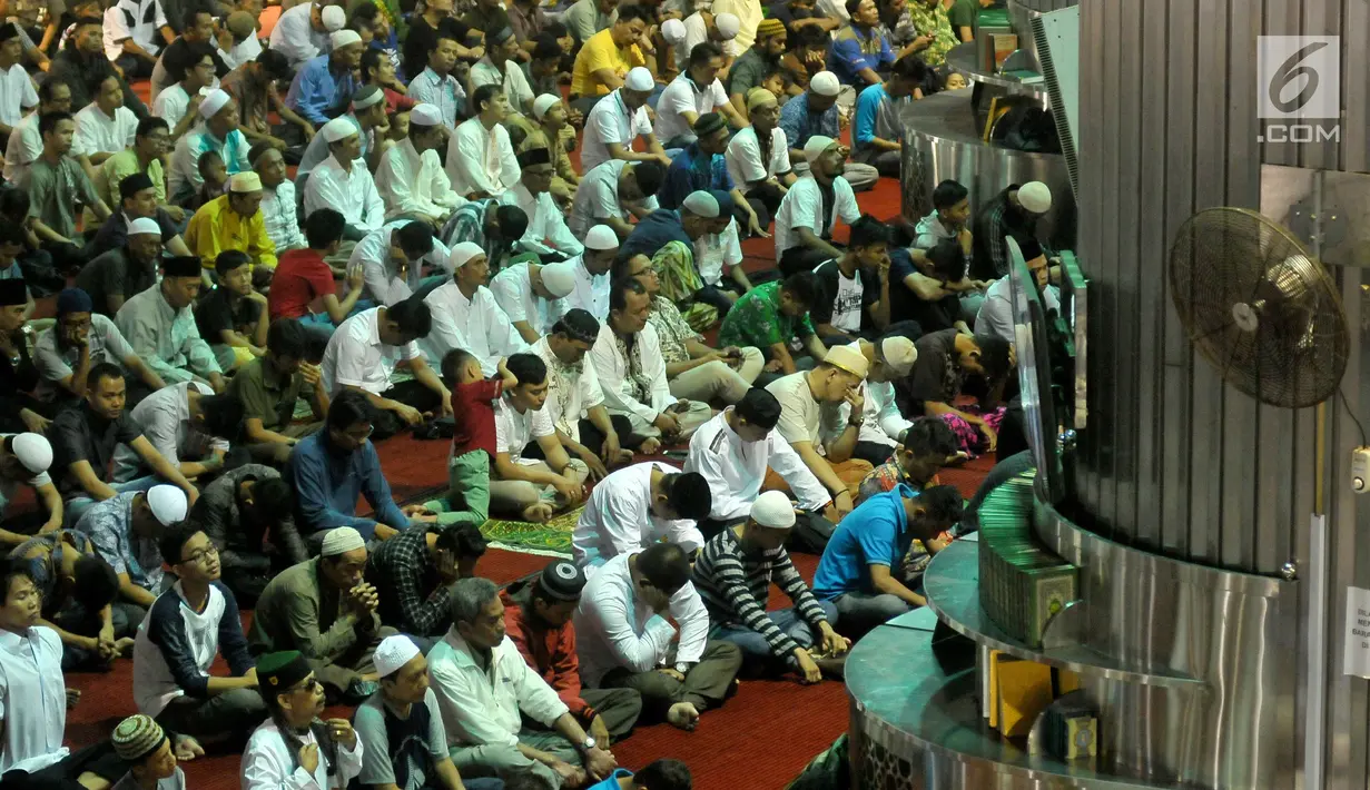 Sejumlah umat muslim mendengarkan khutbah sebelum melaksanakan salat Jumat di Masjid Istiqlal, Jakarta Pusat, Jumat (23/6). Umat muslim memadati masjid Istiqlal menunaikan salat Jumat terakhir pada bulan Ramadan 1438 H. (Liputan6.com/Helmi Afandi)