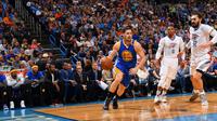 Golden State Warriors menjinakkan Oklahoma City Thunder dengan skor 111-95 pada laga lanjutan NBA musim 2016-2017, Senin (20/3/2017) waktu setempat. (NBA.com)