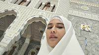 Dian Sastrowardoyo Unggah Foto Umrah Pakai Hijab Putih, Disebut Bidadari Surga.&nbsp; foto: Instagram @therealdisastr/https://www.instagram.com/p/DFRaQwCTdTw/Henry)