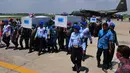 Petugas gabungan mengusung peti jenazah korban pesawat AirAsia QZ8501 di Lanud TNI AL Juanda. Hingga kini total jenazah yang berhasil dibawa ke Surabaya untuk proses identifikasi berjumlah enam jenazah, Kamis (1/1/2015). (Liputan6.com/Johan Tallo)