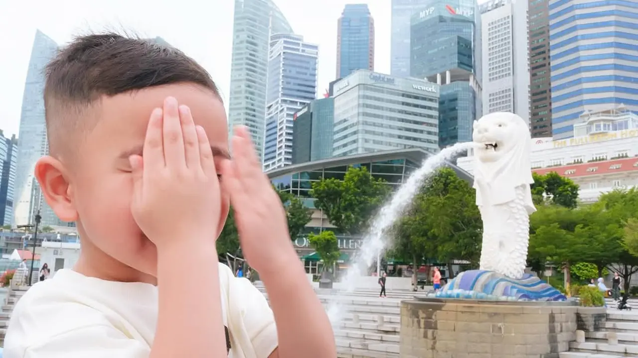 Rayyanza Berpose Lucu di Depan Patung Merlion, Komentar Netizen Bikin Salfok