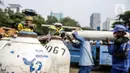 Sejumlah tabung oksigen yang akan didistribusikan bejajar di Posko Rescue Oxygen, Monas, Jakarta, Senin (5/7/2021). Posko Rescue Oxygen didirikan atas kolaborasi dengan sejumlah OPD Pemprov DKI Jakarta. (Liputan6.com/Faizal Fanani)
