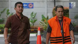 Plh Kadis PU Kota Pasuruan Dwi Fitri Nurcahyo (kanan) tiba di Gedung KPK, Jakarta, Jumat (16/11). Dwi diperiksa sebagai tersangka terkait suap pengadaan barang dan jasa di lingkungan Pemkot Pasuruan dari APBD 2018. (Merdeka.com/Dwi Narwoko)