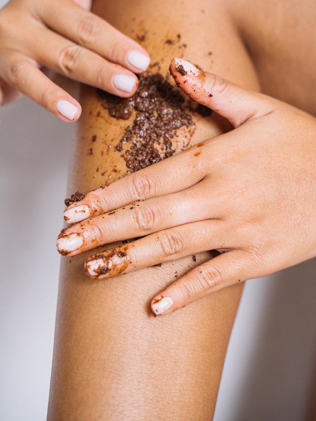 How To: DIY Scrub Kopi Untuk Cerahkan Kulit Tangan yang Rentan Terbakar Sinar Matahari