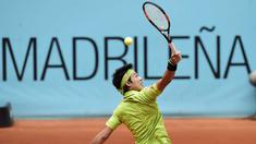 Petenis Jepang, Kei Nishikori berusaha mengmbalikan bola saat melawan petenis Prancis, Richard Gasquet pada ajang Madrid Open tournament di Caja Magica (Magic Box),  Madrid, Kamis (5/5/2016). (AFP/Javier Soriano)