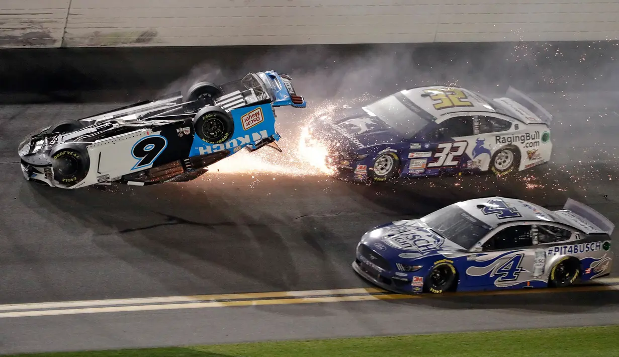Mobil yang dikendarai Ryan Newman (6) terbalik saat terlibat kecelakaan dalam NASCAR Daytona 500 di Daytona International Speedway, Daytona Beach, Florida, Amerika Serikat, Senin (17/2/2020). Pembalap asal Amerika Serikat itu harus dilarikan ke rumah sakit akibat kecelakaan. (AP Photo/Chris O'Meara)