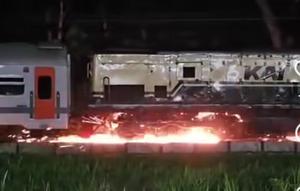 Percikan api muncul di KA Probowangi. (Istimewa)