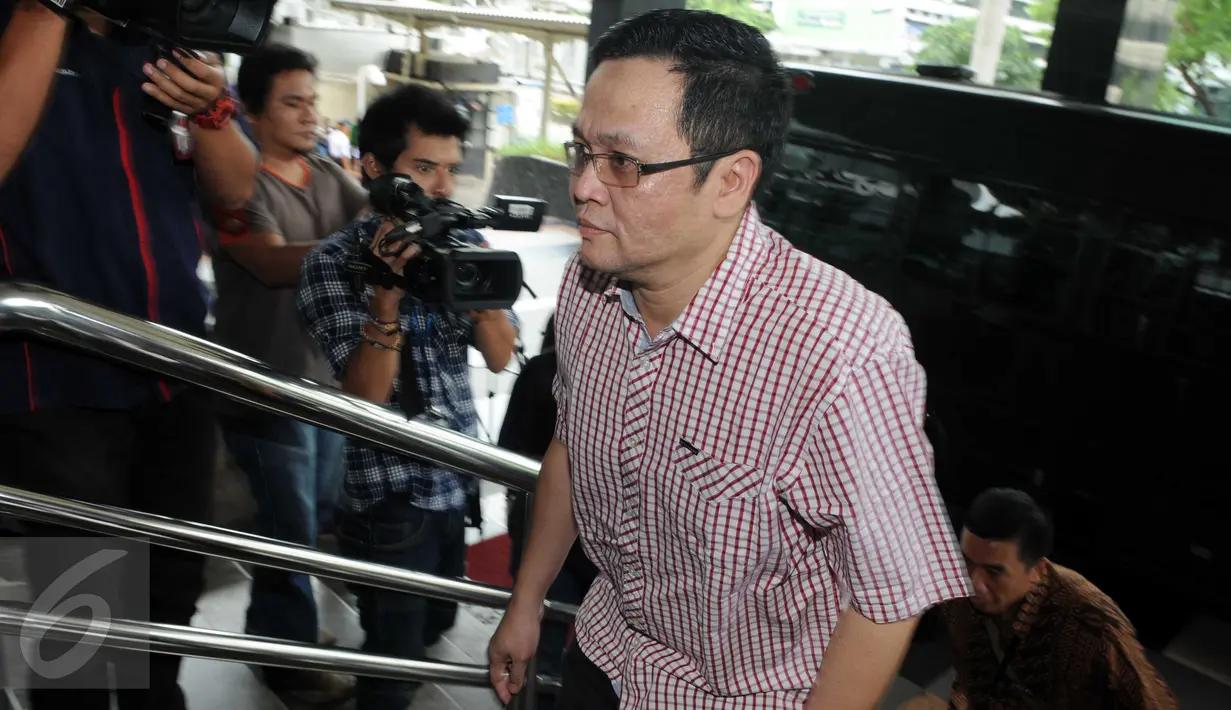 Terdakwa kasus korupsi pengadaan alat kesehatan Pemprov Banten, Dadang Prijatna tiba di Gedung KPK, Jakarta, Jumat (26/2). Tangan kanan Tubagus Chaeri Wardana alias Wawan itu diperiksa sebagai saksi kasus TPPU. (Liputan6.com/Helmi Afandi)