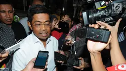 Menteri Sosial Idrus Marham menjawab pertanyaan wartawan usai menjalani pemeriksaan di KPK, Jakarta, Senin (21/5). Idrus diperiksa sebagai saksi untuk tersangka Anggota Komisi I DPR dari Fraksi Golkar, Fayakhun Andriadi. (Merdeka.com/Dwi Narwoko)