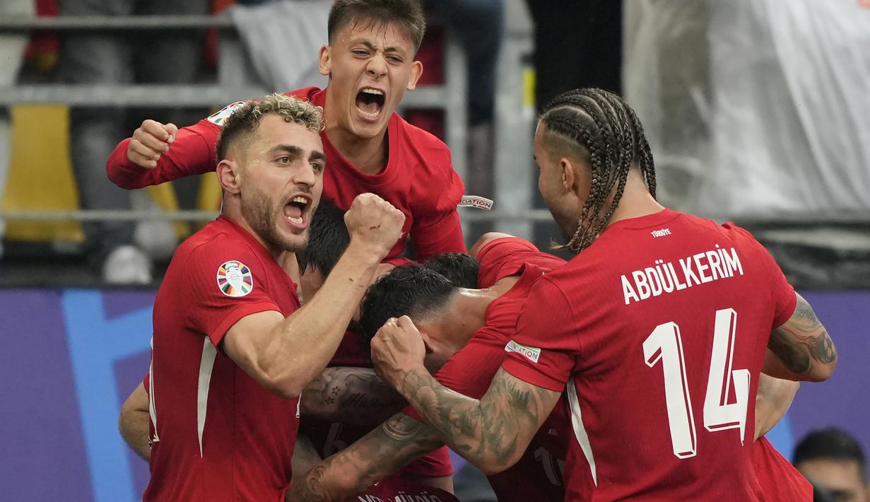 Selebrasi para pemain Timnas Turki merayakan gol pertama ke gawang Timnas Georgia yang dicetak Mert Muldur pada laga matchday pertama Grup F Euro 2024 di Westfalenstadion, Dortmund, Jerman, Selasa (18/6/2024). (AP Photo/Martin Meissner)