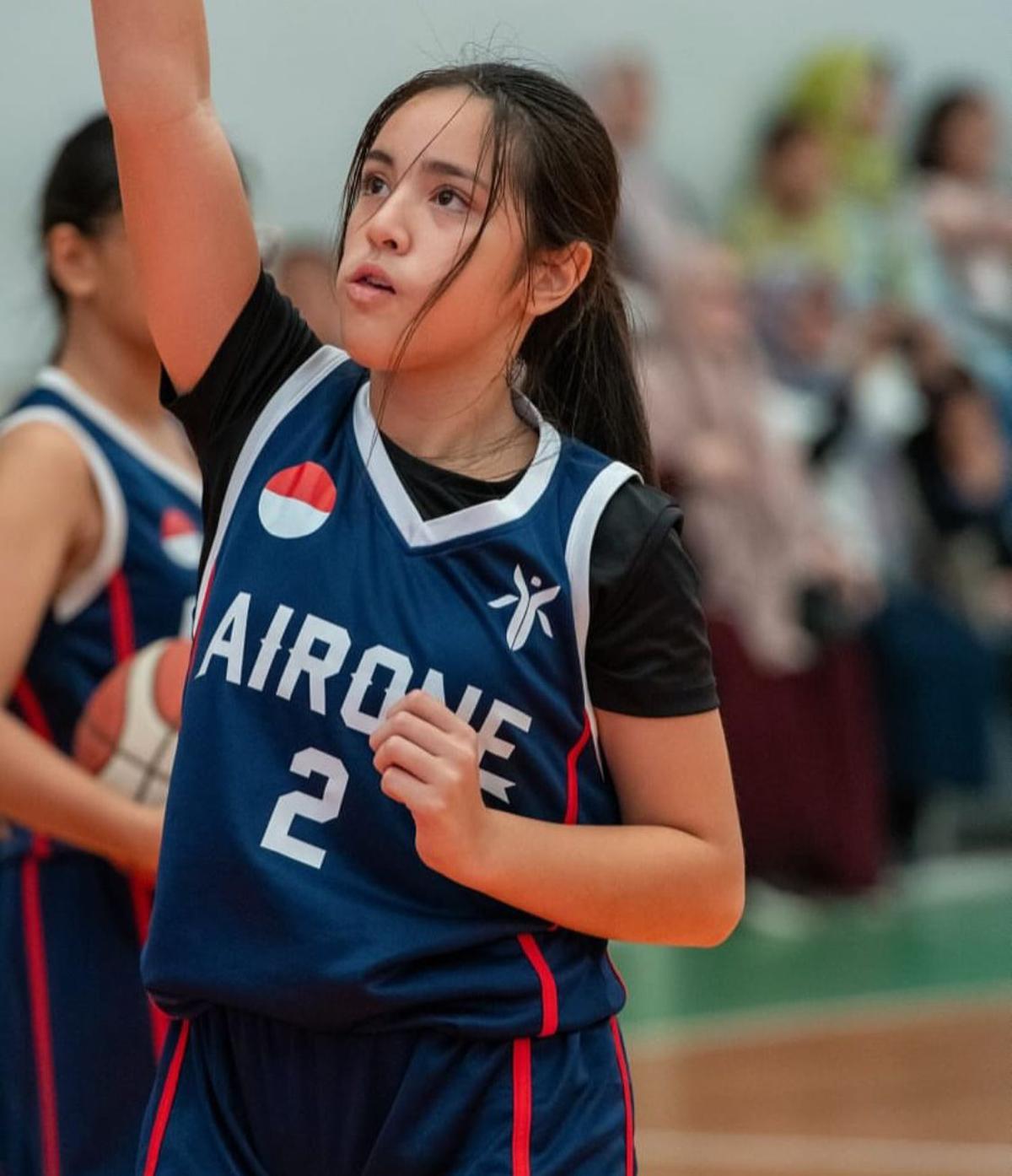 7 Potret Mikhayla Bakrie Main Basket, Paras Cantiknya Disebut Duplikat Nia Ramadhani