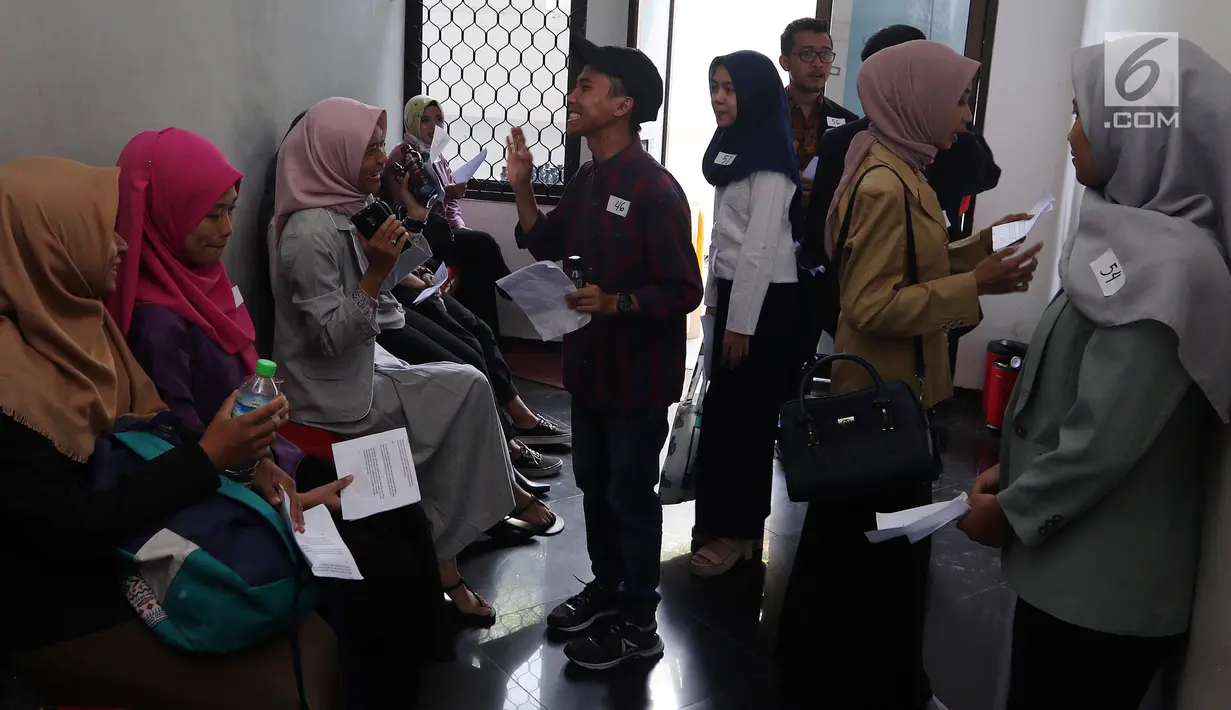 Peserta menghafal naskah saat mengikuti Kompetisi News Presenter dalam rangkaian Emtek Goes To Campus (EGTC) di Universitas Muhammadyah Malang, Selasa (25/9).(Liputan6.com/JohanTallo)