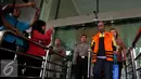 Mantan Direktur Pengelola Informasi Administrasi Ditjen Dukcapil Kemendagri, Sugiharto usai menjalani pemeriksaan KPK, Jakarta, Jum'at (21/10). Sugiharto diperiksa sebagai tersangka terkait kasus korupsi pengadaan e-KTP (Liputan6.com/Helmi Afandi)
