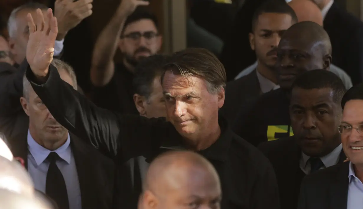 Mantan Presiden Jair Bolsonaro kembali ke Brasil pada hari Kamis setelah tiga bulan berada di Florida menyusul kekalahannya dalam pemilihan presiden (pilpres). (AP Photo/Gustavo Moreno)