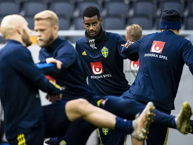 Penyerang Swedia Alexander Isak (tengah) melakukan pemanasan dengan rekan satu timnya selama sesi latihan di Friends Arena di Solna, Senin (11/10/2021). Duel antara Swedia vs Yunani pada lanjutan Kualifikasi Piala Dunia 2022 zona Eropa Grup B pada Rabu dini hari WIB. (LUNDAHL/TT News Agency/AFP)