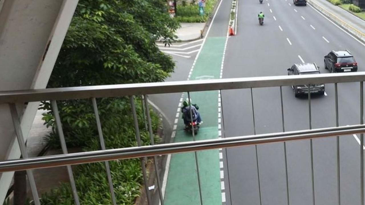 Kepolisian juga mengingatkan agar para pengendara tetap waspada dan tidak melanggar aturan, meskipun jalan tampak sepi.&nbsp;Foto: Liputan6.com / Angga Yuniar