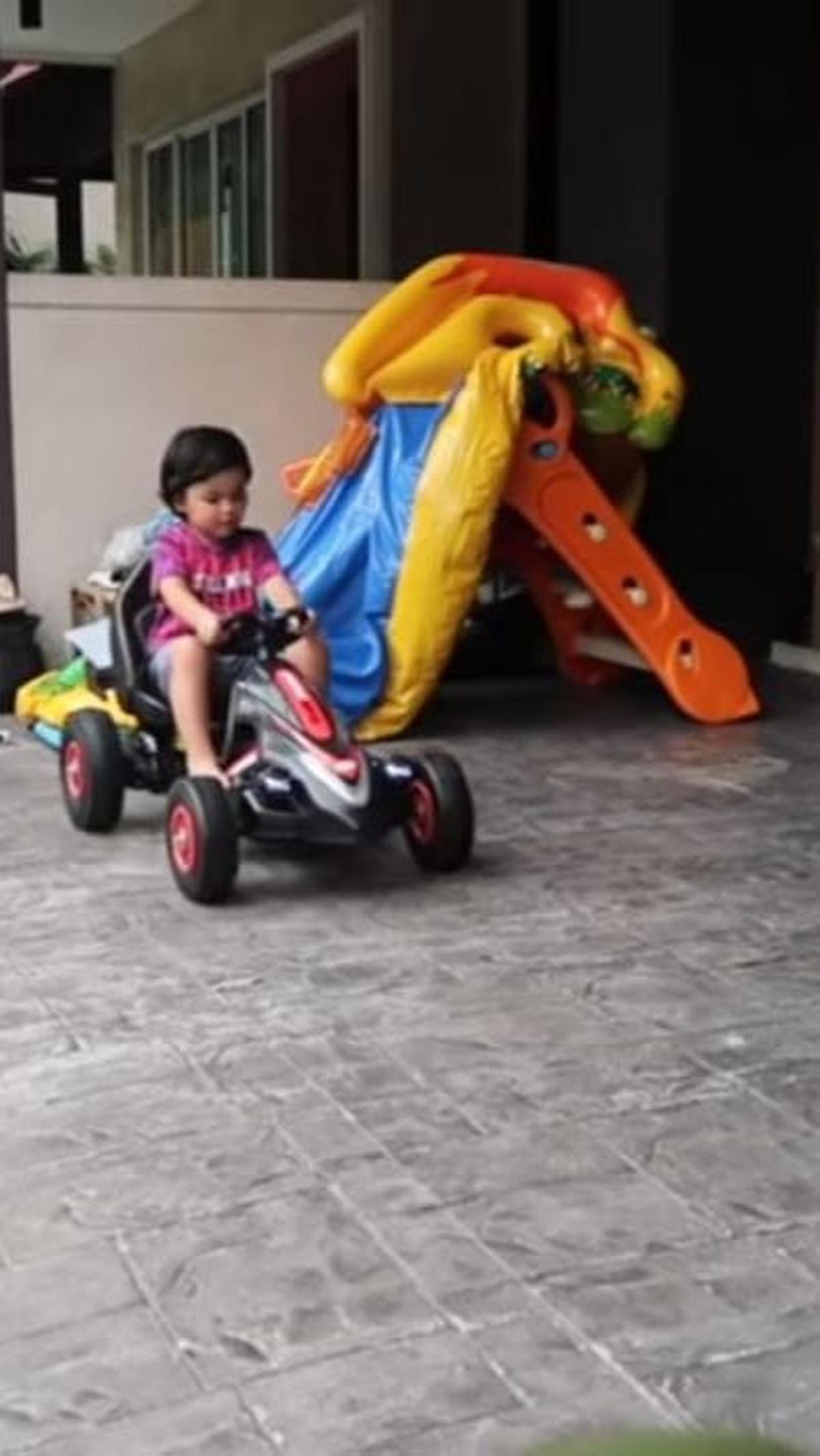 Tampak putra dari Noor Nabila ini bermain mobil-mobilan di halaman yang cukup luas. 

(foto :youtube.com/athisha khan)