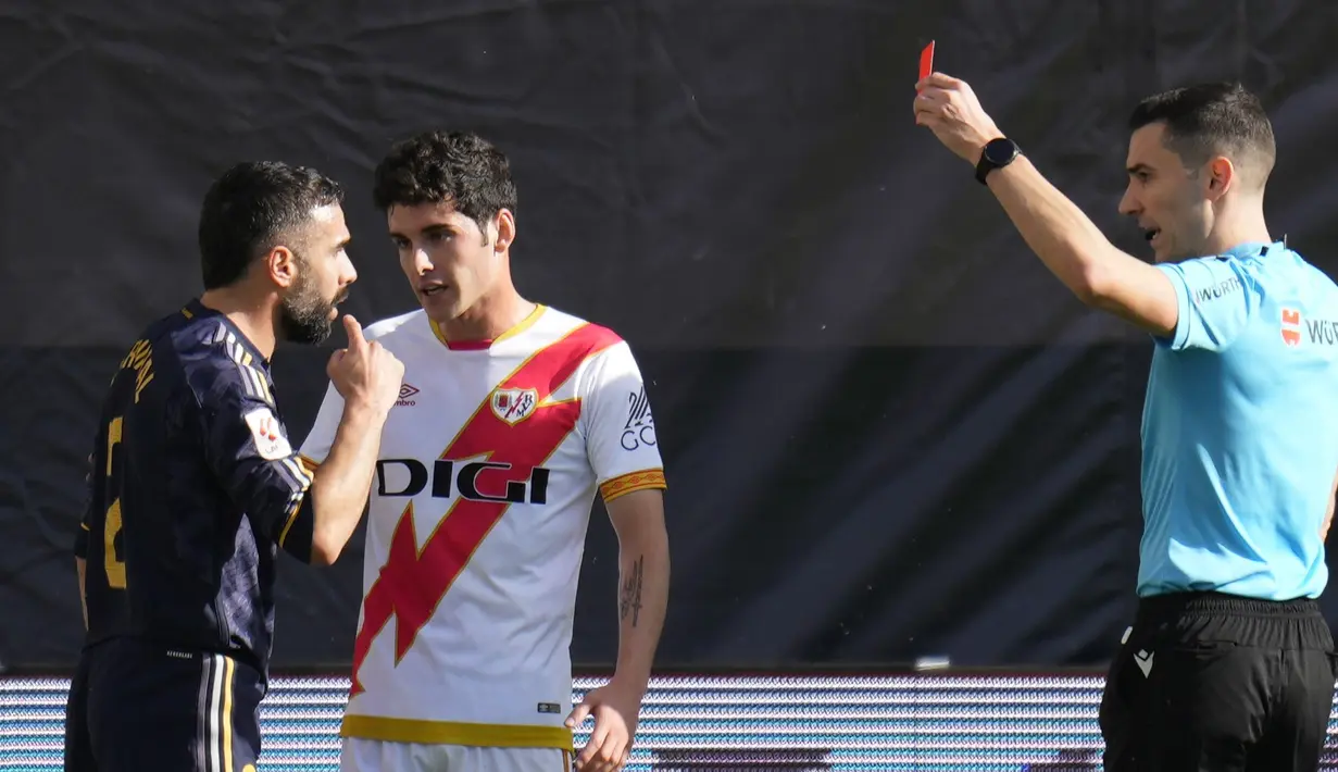Pemain Real Madrid, Dani Carvajal, mendapat kartu merah saat melawan Rayo Vallecano pada laga pekan ke-25 La Liga 2023/2024 di Estadio de Vallecas, Minggu (18/02/2023). Kedua tim bermain imbang 1-1. (AP Photo/Manu Fernandez)