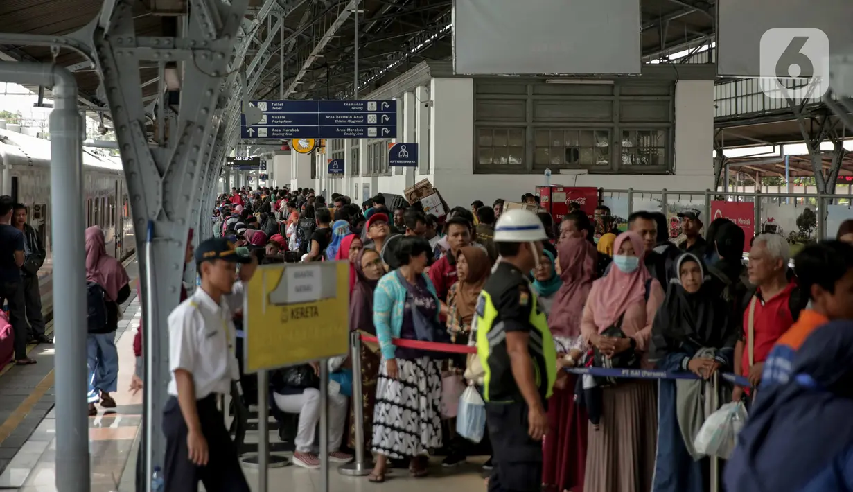 Calon penumpang memadati Stasiun Pasar Senen, Jakarta, Senin (30/12/2019). PT KAI Daerah Operasi I mencatat 23 persen tiket kereta jarak jauh masih tersedia untuk masa angkutan Natal dan Tahun Baru 2020. Tiket tersedia untuk keberangkatan Stasiun Pasar Senen dan Gambir. (Liputan6.com/Faizal Fanani)