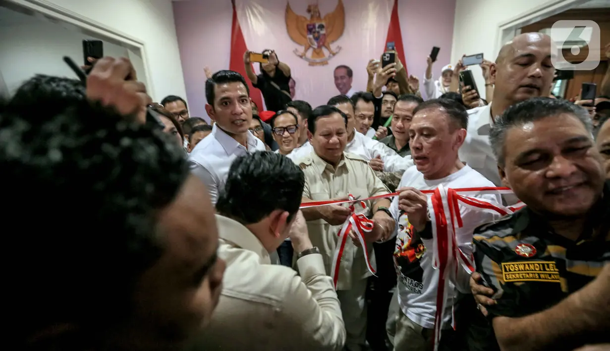 Ketua Umum Partai Gerindra Prabowo Subianto memotong pita saat menghadiri acara peresmian rumah pemenangan relawan di Menteng, Jakarta, Selasa (15/8/2023).  (Liputan6.com/Faizal Fanani)