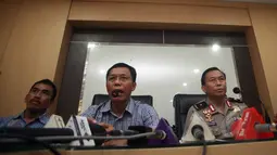 Direktur Tipideksus Bareskrim Brigjen Pol. Victor Edison Simanjuntak (tengah) memberikan keterangan saat rilis Pengungkapan Jaringan Perjudian Online di Bareskrim Mabes Polri, Jakarta, Jumat (22/5/2015). (Liputan6.com/Helmi Afandi)