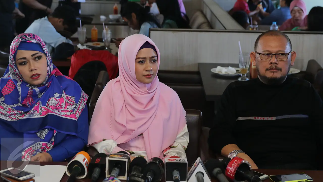 20160715-Tangis Pasrah Shinta Tanjung Dicerai Ustaz Zacky Mirza