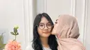 Anak sambung Zaskia Gotik ini juga mendapatkan hadiah berupa kecupan dari sang ibunda. Imel PC awet muda dan Aqila yang beranjak remaja, kebersamaan ibu dan anak ini disebut bak kakak adik. Terlihat pada foto lainnya, Aqila menyuapi kue ulang tahun kepada ibundanya. Kompak di berbagai momen, ibu dan anak ini sering jadi perhatian ketika bersama. (Liputan6.com/IG/@imelpc)