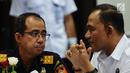 Kepala BNN Irjen Heru Winarko (kiri) berbincang dengan Direktur Jenderal Bea dan Cukai Kementerian Keuangan, Heru Pambudi saat acara rilis akhir tahun 2018 BNN di gedung BNN, Jakarta, Kamis (20/12). (Merdeka.com/Imam Buhori)