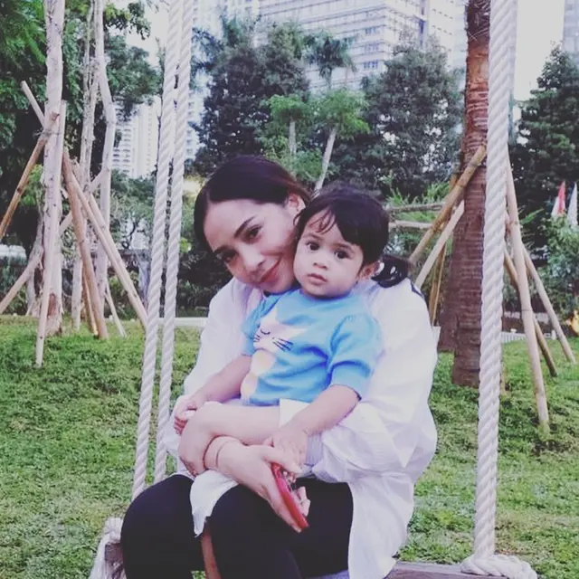 Bak Ibu Kandung, Ini 6 Potret Kedekatan Nagita Slavina dan Anak Caca Tengker
