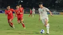 Pemain Timnas Indonesia U-16, Mathew Ryan Baker, menggiring bola saat melawan Laos dalam laga terakhir Grup A Piala AFF U-16 2024 di Stadion Manahan Solo, Kamis, (27/6/2024). (Bola.com/Radifa Arsa)