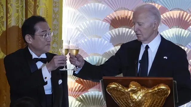Perdana Menteri Jepang Fumio Kishida dan Presiden Amerika Serikat (AS) Joe Biden saat makan malam kenegaraan di Gedung Putih pada Rabu (10/4/2024).