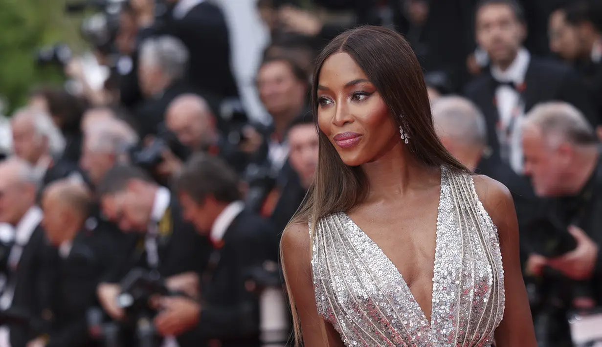 <p>Untuk Met Gala 2023 pada bulan Mei, Campbell mengenakan gaun Chanel vintage merah muda dengan tambahan cincin artistik perak. (Photo by Vianney Le Caer/Invision/AP)</p>