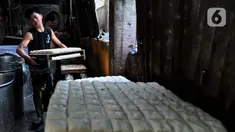 Aktivitas pekerja di salah satu sentra industri kecil pembuatan tahu di Jakarta, Selasa (29/4/2025). (Liputan6.com/Angga Yuniar)