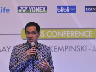 Ketua Umum PP PBSI, Gita Wirjawan memberikan keterangan pers terkait ajang BCA Indonesia Open Series Premier 2015, Jakarta, Senin (25/5/2015). Nomor ganda putra dan ganda campuran menjadi andalan PBSI untuk meraih gelar. (Liputan6.com/Herman Zakharia)