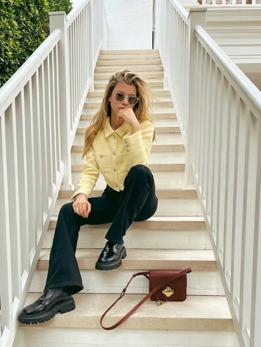 <p>Busana sehari-hari yang dikenakan pun tak kalah mewah, Crop tweed blazer yang dipadu dengan loafers dan shoulder bag berhasil membuatnya tampil kasual. [Instagram/sofiarichiegrainge]</p>