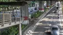 Pejalan kaki melintas di jembatan penyeberangan orang (JPO) halte transjakarta Bea Cukai di Jalan Ahmad Yani, Jatinegara, Jakarta, Kamis (5/12/2019). Sementara ini JPO hanya dipasang besi seadanya sebagai pengaman untuk para pengguna yang melintasi jembatan tersebut. (Liputan6.com/Faizal Fanani)