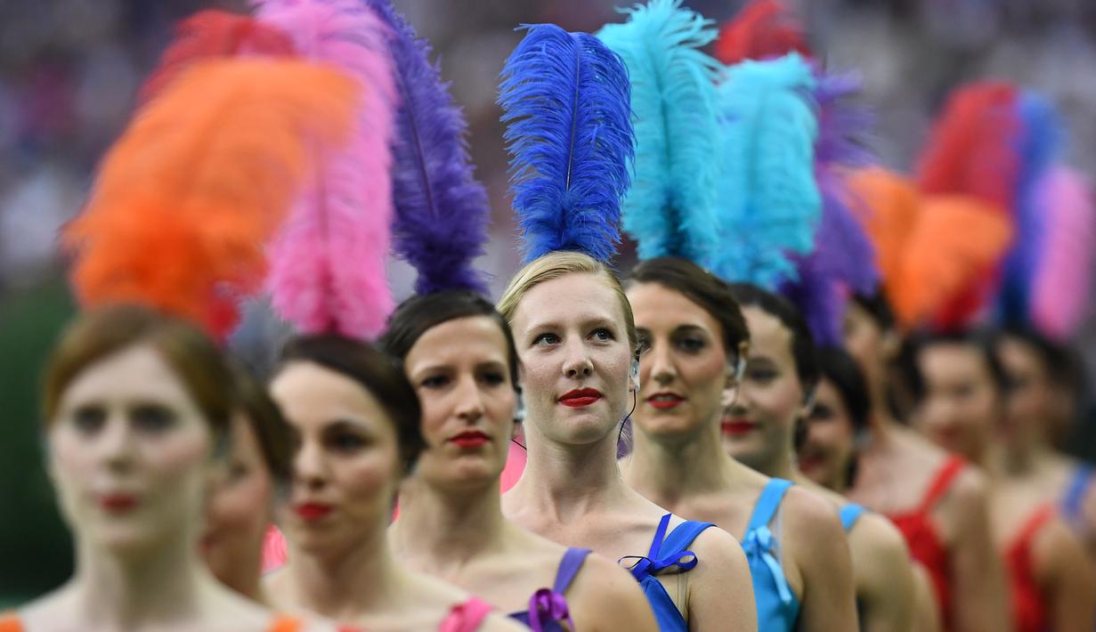 Deretan penari cantik bersiap mengisi upacara pembukaan Piala Eropa 2016 jelang laga Prancis melawan Rumania di Stade de France, Prancis, Jumat (10/6/2016) atau Sabtu dini hari WIB. (AFP/Francisco Leong) 