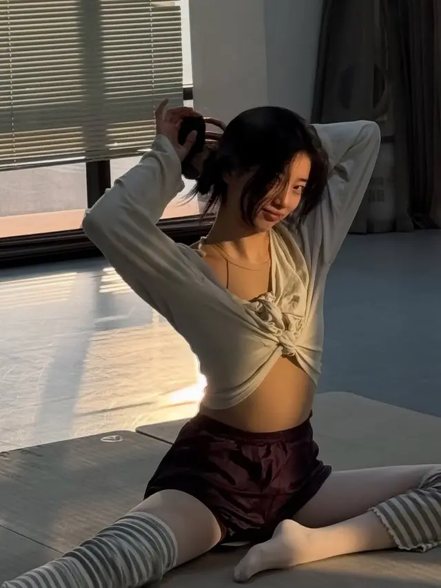 Bae Suzy Ikut Tren Ballet, Tampil Sporty Feminin dengan Outfit Latihan yang Simpel dan Anggun