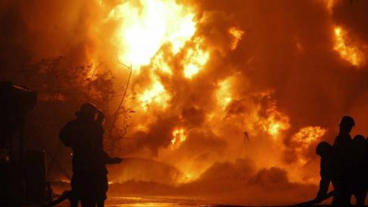 Gudang oli terbakar lagi, 20 mobil pemadam dikerahkan
