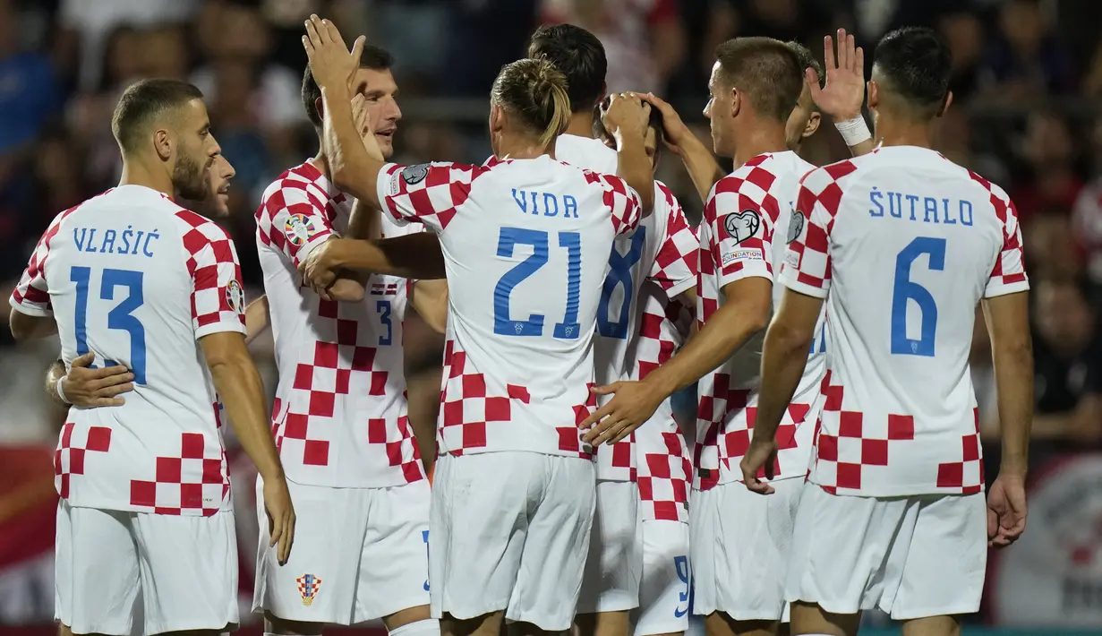 Para pemain Kroasia berselebrasi setelah rekan mereka Andrej Kramaric mencetak gol keempat timnya dalam laga Grup D Kualifikasi Euro 2024 di stadion Rujevica di Rijeka, Sabtu (9/9/2023) dini hari WIB. (AP Photo/Darko Bandic)