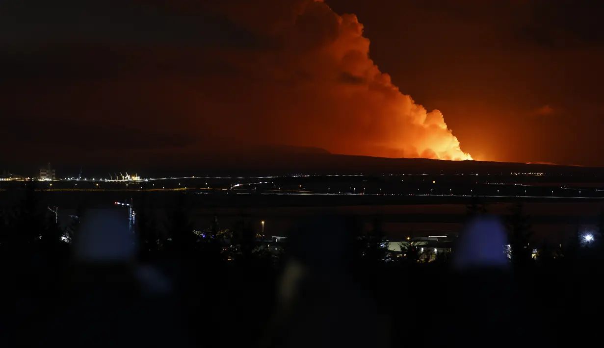 Seorang saksi mata di sana mengatakan kepada BBC bahwa separuh langit di arah kota itu "menyala merah" akibat letusan, dan asap terlihat mengepul ke udara. (AP Photo/Brynjar Gunnarsson)