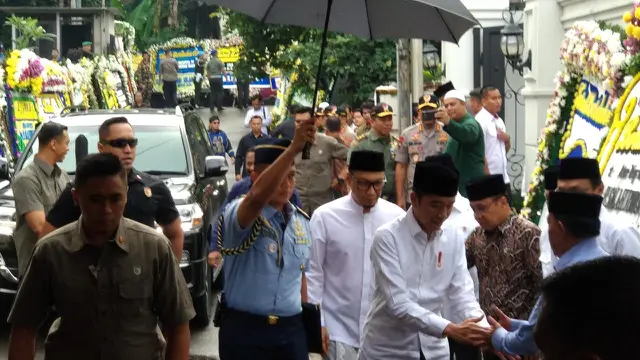 Jokowi Melayat ke Rumah Duka Gus Sholah.