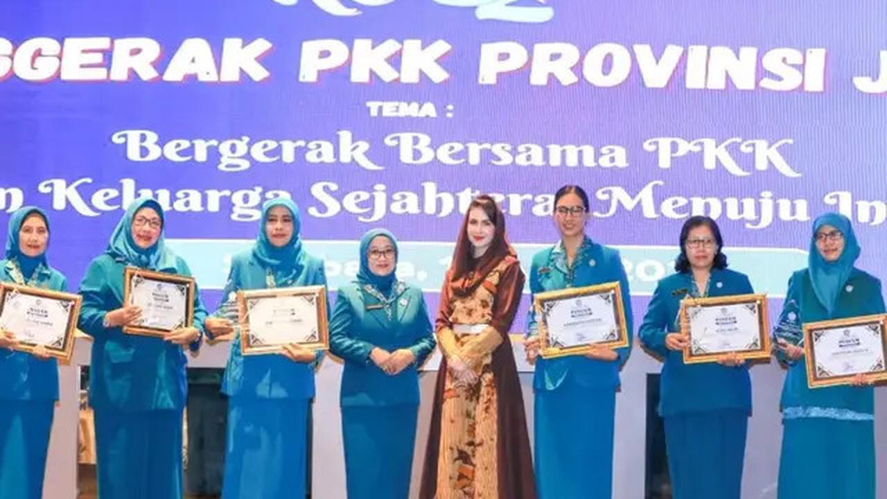 6 Outfit Ibu Pejabat ala Arumi Bachsin yang Penuh Wibawa, dari Batik Kekinian hingga Kebaya Elegan